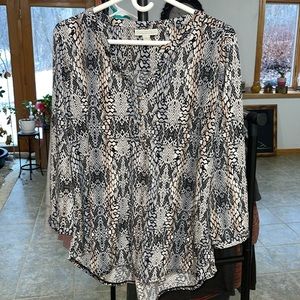 women's dana buchman v-neck white and tan patterned shirt / blouse